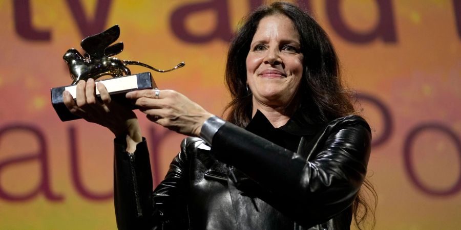 Laura Poitras hält den Goldenen Löwen.