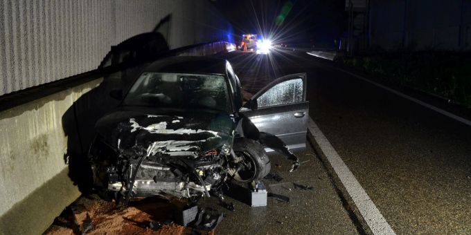 A2 / Sissach BL: Personenwagen kollidiert mit Aufpralldämpfer A2 / Sissach BL: Personenwagen kollidiert mit Aufpralldämpfer
