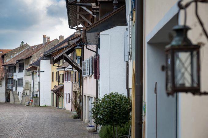 Wer nicht mit leerem Magen an den charmanten Häuserfassaden vorbeiflanieren will, schnappt sich das Gutscheinheft von Avenches Tourismus und entdeckt gleichzeitig mit dem historischen das kulinarische Erbe von Avenches. sdf