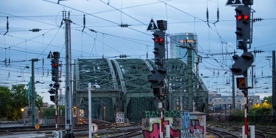 Blick vom Kölner Hauptbahnhof auf die Hohenzollernbrücke: Ein kaputtes Stellwerk hatte den Betrieb nahezu vollständig lahmgelegt.
