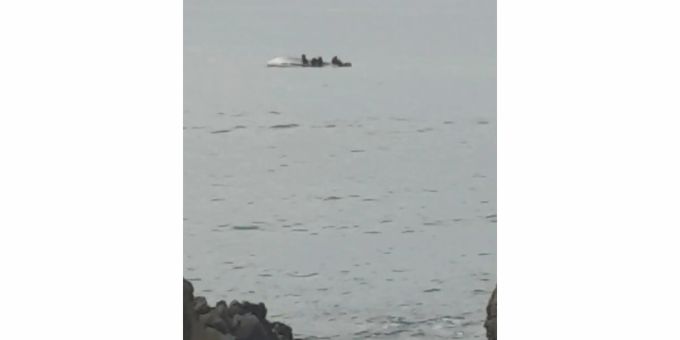 Überlebende klammern sich an den Rumpf eines gekenterten Bootes vor der Küste von Kaikoura. Neuseeland
