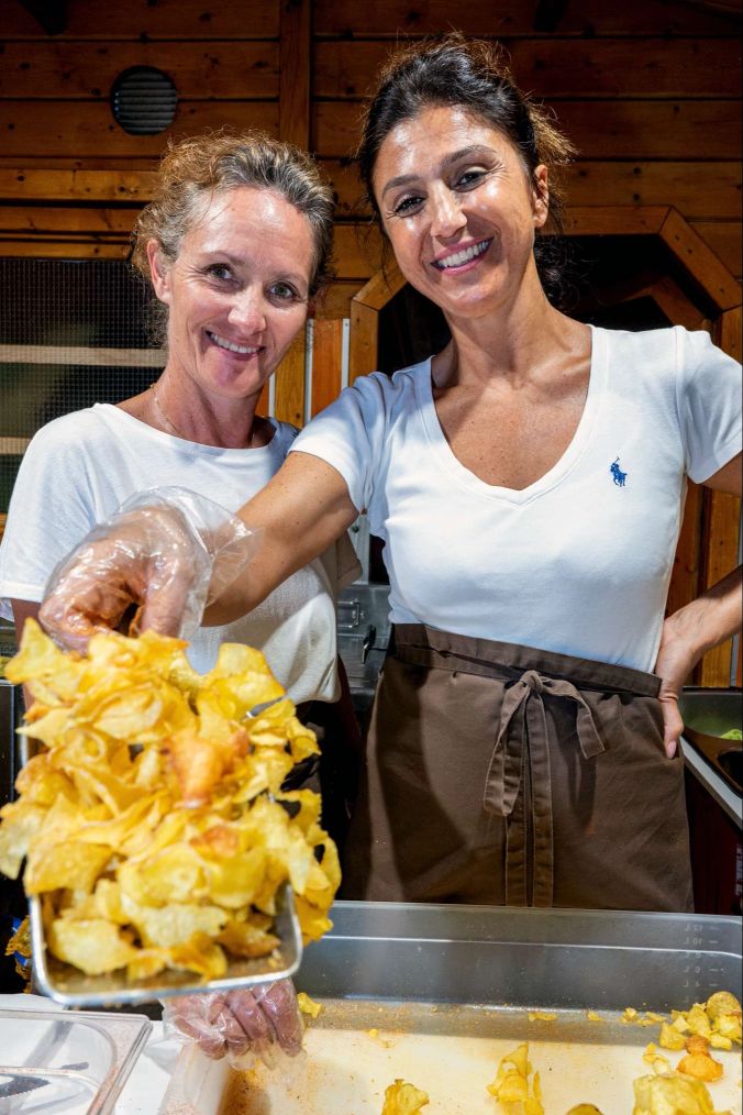 Frische Kartoffelchips von Belinda Bügler (l) und Marilena Drajone (r).