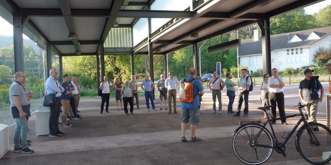 AareLandsGemeinde fand am Bahnhof Aarburg-Oftringen statt. Bahnhof Aarburg-Oftringen