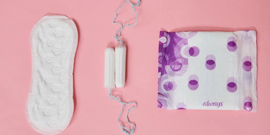 Eine Mehrheit der Deutschen befürwortet laut einer Umfrage kostenlose Menstruationsprodukte in öffentlichen Gebäuden.