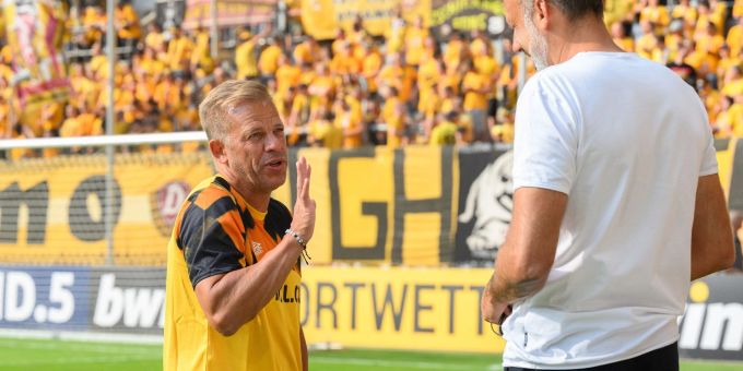 VfB-Coach Pellegrino Matarazzo (r) und Dresdens Trainer Markus Anfang. VfB-Coach Pellegrino Matarazzo (r) und Dresdens Trainer Markus Anfang.