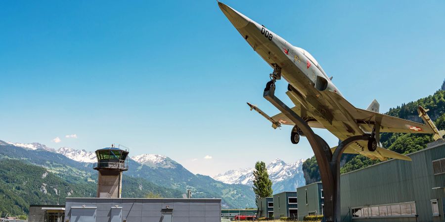 Der Militärflugplatz Meiringen mit Tower und einem Kampfflugzeug Tiger in Unterbach.