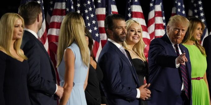 Donald Trump mit Sohn Eric (M.) an einer Wahlkampf-Veranstaltung. Donald Trump Sohn Eric