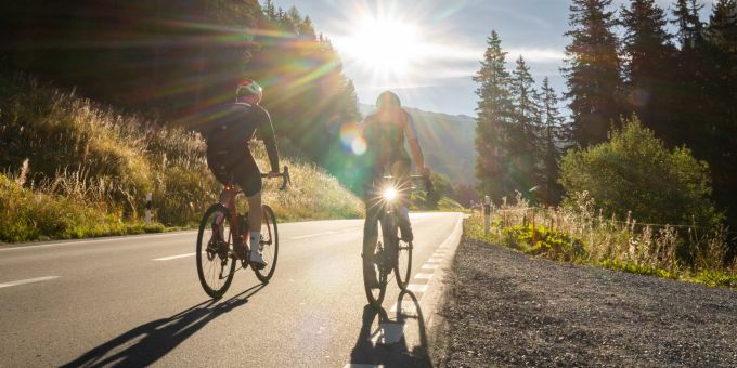 Begegnungen während der Pässe Challenge machen diese besonders. Auf und abseits des Velos. Monika Sattler mit Begleitung auf dem Velo