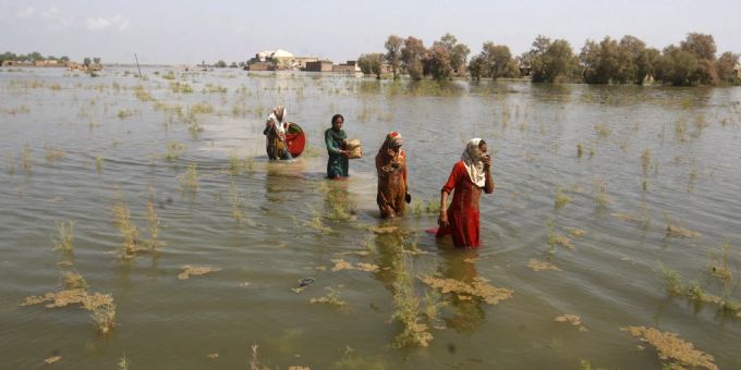 Wegen der Überschwemmung in Pakistan sind insbesondere Frauen und Kinder akut bedroht. Gemäss UN-Angaben seien mehr als drei Millionen Kinder auf humanitäre Hilfe angewiesen. Überschwemmung Pakistan