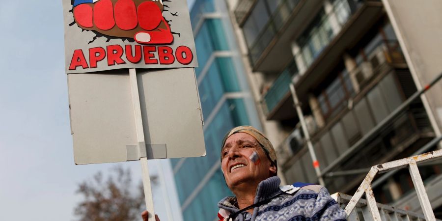 Ein Demonstrant demonstriert in Santiago für die vorgeschlagene neue Verfassung.