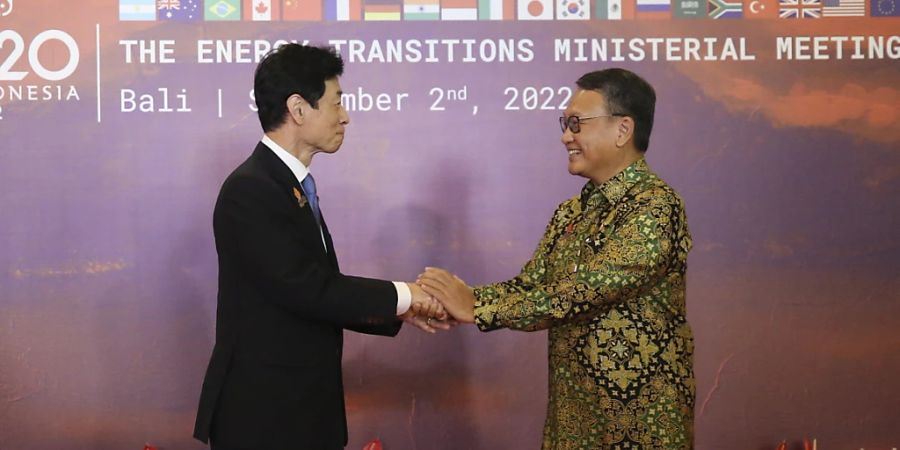 Der indonesische Energieminister Arifin Tasrif (rechts) heisst den japanischen Wirtschaftsminister Yasutoshi Nishimura (links) am G20-Energiegipfel in Bali herzlich willkommen.