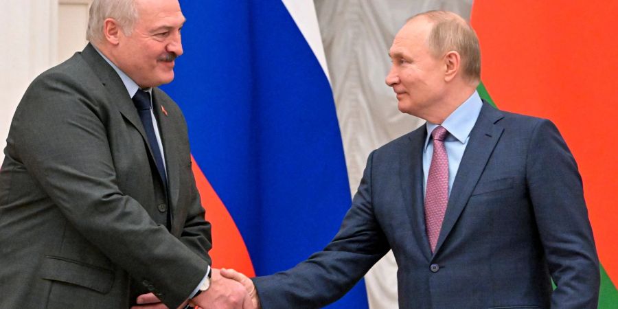 Wladimir Putin (r), Präsident von Russland, und Alexander Lukaschenko, Präsident von Belarus, nach einer gemeinsamen Pressekonferenz.