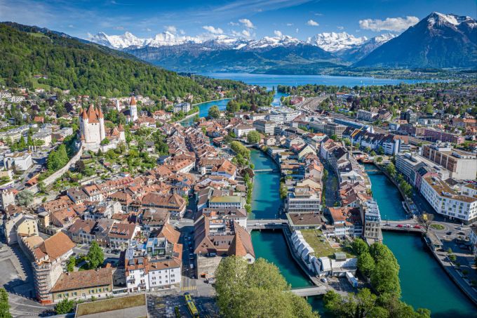 Links Schloss Thun (heute ein der Thuner Stadtgeschichte gewidmetes 5-stöckiges Museum), im Vordergrund die hier zweigeteilte Aare und weiter hinten der Schifffahrtskanal zum Bahnhof; Wasser war für die Thuner Stadtgeschichte ein zentrales Element. sdf
