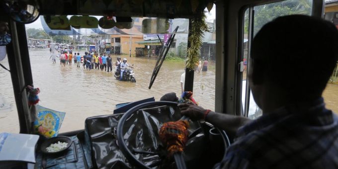 In Sri Lanka führten starke Regenfälle zu Überschwemmungen und Erdrutschen. sri lanka