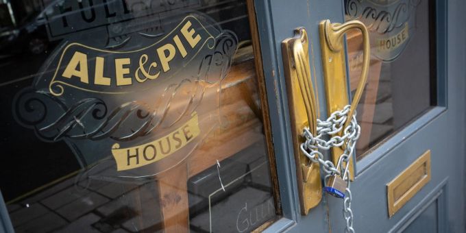 Ketten sichern die Türen eines geschlossenen Pubs in London: Die gestiegenen Preise für Gas und Strom bringen die ohnehin durch die Pandemie gebeutelten Pubs in Grossbritannien in existenzielle Nöte. Ketten sichern die Türen eines geschlossenen Pubs in London: Die gestiegenen Preise für Gas und Strom bringen die ohnehin durch die Pandemie gebeutelten Pubs in Grossbritannien in existenzielle Nöte.