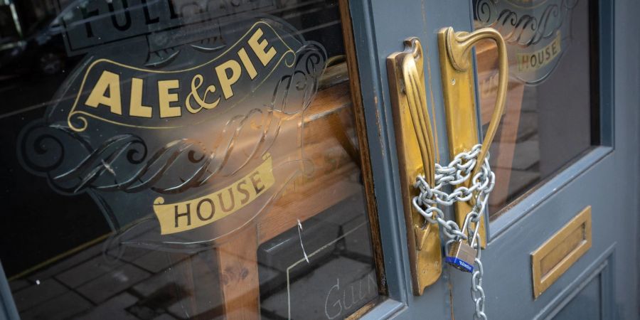 Ketten sichern die Türen eines geschlossenen Pubs in London: Die gestiegenen Preise für Gas und Strom bringen die ohnehin durch die Pandemie gebeutelten Pubs in Grossbritannien in existenzielle Nöte.