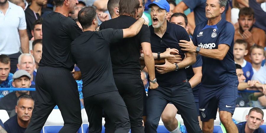 Thomas Tuchel (M,r) und Antonio Conte (M,l) gerieten nach Abpfiff heftig aneinander.