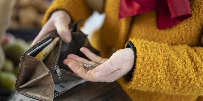 Frau mit Portemonnaie