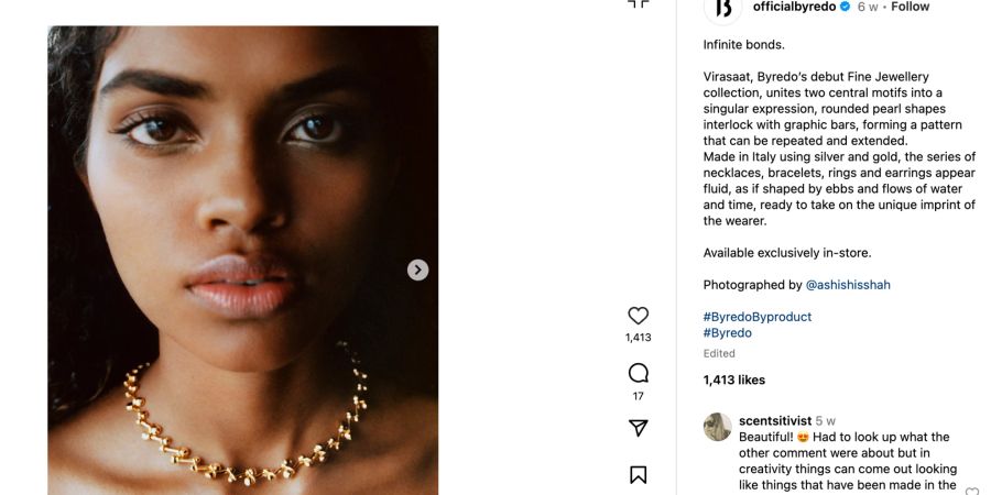 Instagram Post Model mit goldener Halskette.