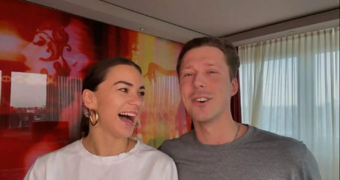 Valentins Ehefrau Renata findet die Situation lustig. Renata