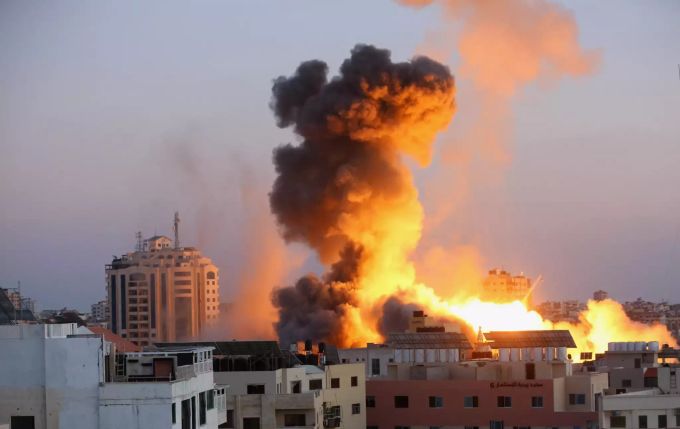 Rauchschwaden steigen nach einem israelischen Luftangriff auf Gaza-Stadt, der das Ansar-Gelände zum Ziel hatte, das durch einen israelischen Luftangriff zerstört wurde, in den Himmel. Die USA bemühen sich um Deeskalation im Gaza-Konflikt. Der Spitzendiplomat Amr traf zu einem Vermittlungsversuch in Israel ein. Konflikt in Nahost