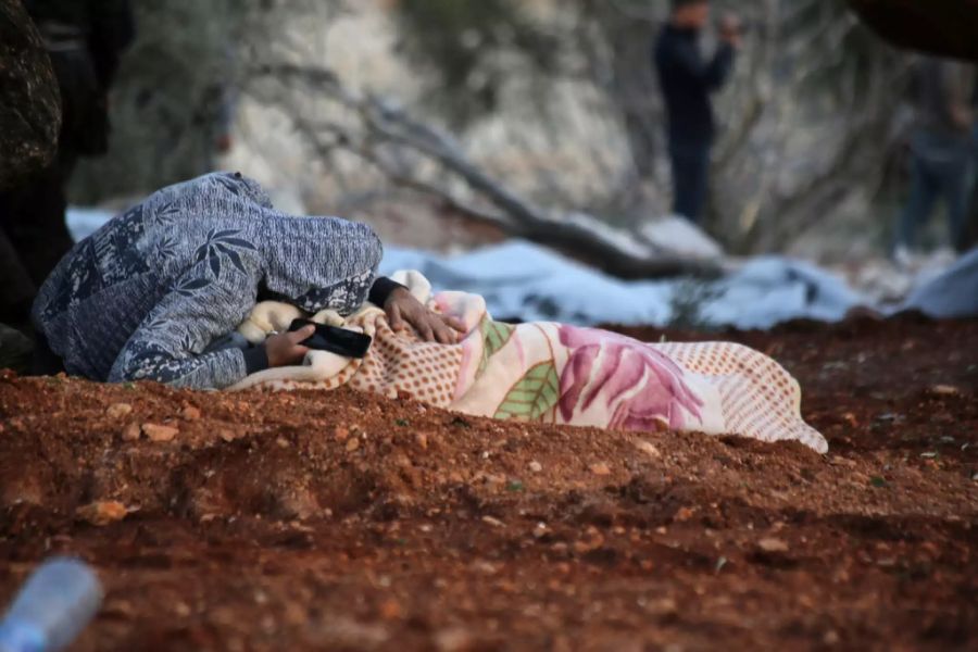 Ein syrischer Mann trauert um seine Mutter, nachdem Luftangriffe ihr Familienhaus in der nördlichen Stadt Sarmin in der Provinz Idlib, Syrien, zerstört haben, Sonntag, 2. Februar 2020.