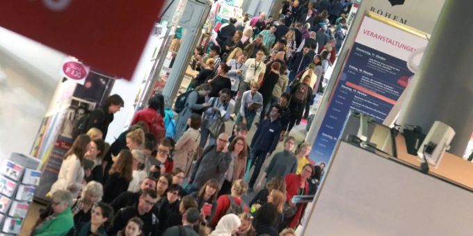 Besucher auf einer früheren Buchmesse Besucher auf einer früheren Buchmesse