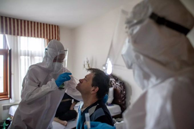 Ein tschechischer Mann wird auf das Coronavirus getestet. Coronavirus