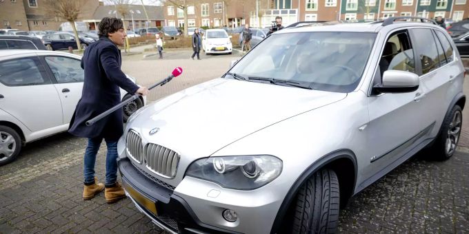 Journalist Mark Baanders wird auf einem Parkplatz der Sionkerk fast von einem Auto angefahren. Coronavirus