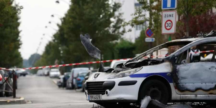 Eines der ausgebrannten Polizeiautos in Viry-Châtilllon