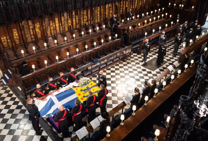 Königin Elizabeth II. (l.) sieht zu, wie Sargträger den Sarg von Prinz Philip zur Beisetzung in die St.-Georgs-Kapelle bringen. Prinz Philip
