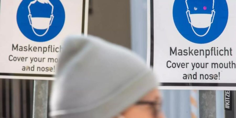 Kein Ende der Maskenpflicht in Sicht: Die Inzidenz steigt zu Wochenbeginn erneut - sie liegt inzwischen bei 165,3. Foto: Peter Kneffel/dpa