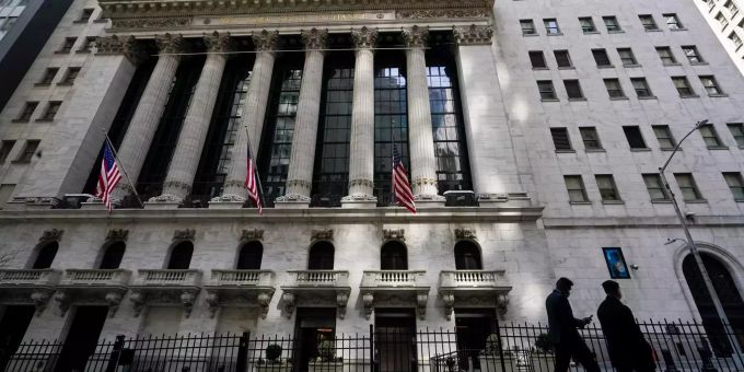 23.03.2021, USA, New York: Fussgänger gehen an der New Yorker Börse in New Yorks Financial District vorbei. Finanzmärkte - Wall Street