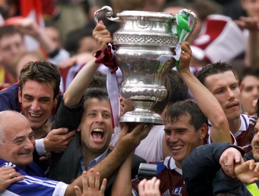 Im Sommer 2000 heuert er bei Servette an. Mit den Grenats gewinnt er 2001 den Schweizer Cup.