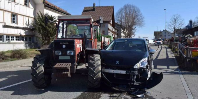 Kollision zwischen Auto und Traktor in Speicher.