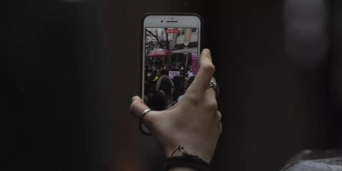 Eine Frau filmt Demonstranten während einer Kundgebung in Ankara mit ihrem Handy. Die Türkei ist aus der Istanbul-Konvention des Europarats ausgetreten, die Gewalt gegen Frauen verhindern und bekämpfen soll. Foto: Burhan Ozbilici/AP/dpa Eine Frau filmt Demonstranten während einer Kundgebung in Ankara mit ihrem Handy. Die Türkei ist aus der Istanbul-Konvention des Europarats ausgetreten, die Gewalt gegen Frauen verhindern und bekämpfen soll. Foto: Burhan Ozbilici/AP/dpa