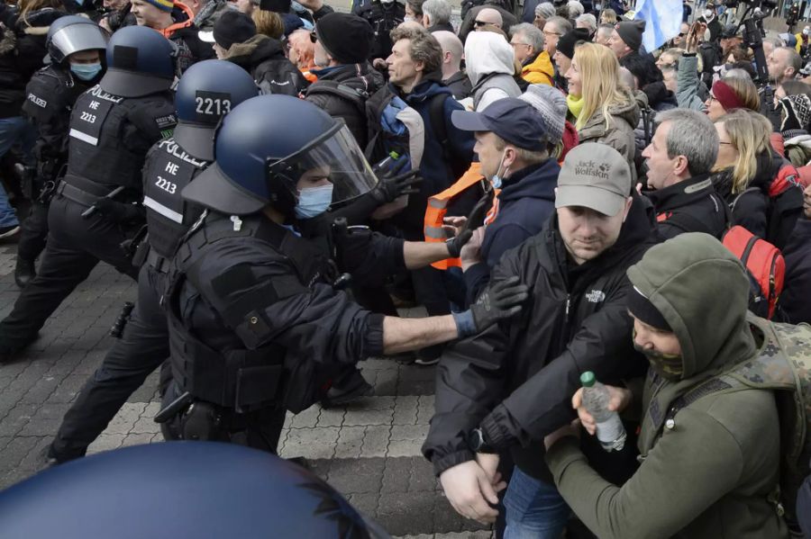 Es kam teilweise zu massiven Ausschreitungen, als Demonstranten die Polizei angriffen.