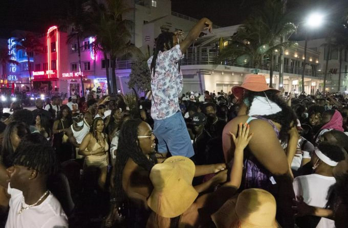Eine grosse Menschenmenge tanzt in den Strassen von Miami Beach. miami beach notstand