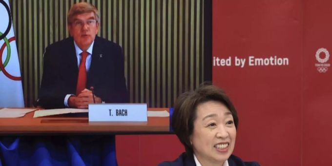 Videokonferenz mit IOC-Präsident Thomas Bach (l, auf dem Monitor) und Seiko Hashimoto, Präsidentin des Organisationskomitees. Foto: Yoshikazu Tsuno/Pool Gamma/AP/dpa Videokonferenz mit IOC-Präsident Thomas Bach (l, auf dem Monitor) und Seiko Hashimoto, Präsidentin des Organisationskomitees. Foto: Yoshikazu Tsuno/Pool Gamma/AP/dpa