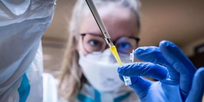 Eine Koordinierungshelferin bereitet die Auswertung eines Corona-Schnelltests vor. Foto: Frank Rumpenhorst/dpa/Symbolfoto Eine Koordinierungshelferin bereitet die Auswertung eines Corona-Schnelltests vor. Foto: Frank Rumpenhorst/dpa/Symbolfoto