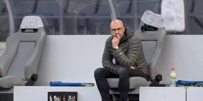 Will auch gegen Schalke auf Bayers Bank setzten: Trainer Peter Bosz. Foto: Soeren Stache/dpa-Zentralbild/Pool/dpa Will auch gegen Schalke auf Bayers Bank setzten: Trainer Peter Bosz. Foto: Soeren Stache/dpa-Zentralbild/Pool/dpa