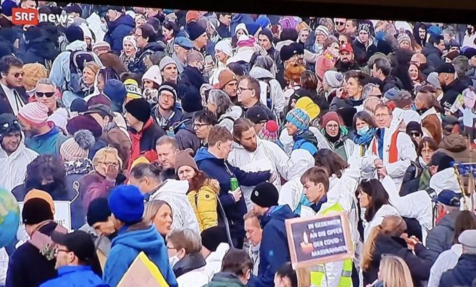 Ohne Maske, ohne Abstand.