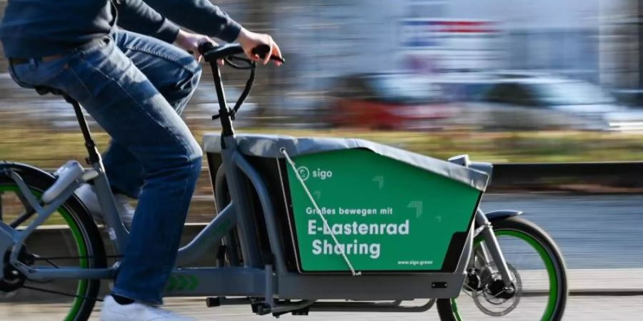 Tobias Lochen, Gründer des Darmstädter Lastenrad-Start-ups Sigo, fährt auf einem E-Lastenrad. Sigo betreibt geschlossene Transportrad-Verleihsysteme in derzeit elf Städten. Foto: Arne Dedert/dpa