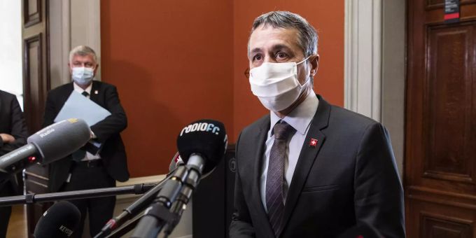 Bundesrat Ignazio Cassis spricht mit Journalisten nach der Anhörung bei der Aussenpolitischen Kommission des Nationalrates APK-N um Fragen zum Rahmenabkommen mit der EU zu beantworten, am Montag, 26. April 2021, in Bern. Cassis