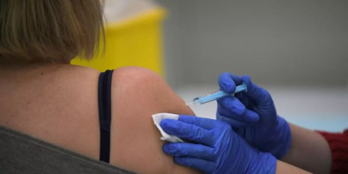 Eine Coronavirus-Impfung. (Symbolbild) covid impfung