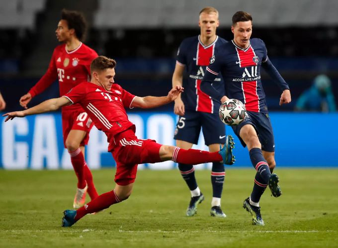 Joshua Kimmich (Bayern München) im Zweikampf mit Julian Draxler (Paris Saint-Germain). Joshua Kimmich Bayern München