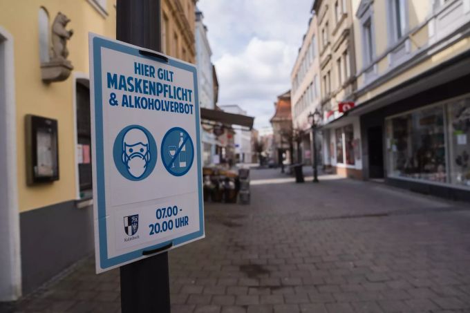Ein Schild weist in der leeren Fussgängerzone Kulmbachs auf die Maskenpflicht hin. Der Landkreis Kulmbach verzeichnet laut RKI den derzeit höchsten Inzidenzwert in Bayern. Foto: Nicolas Armer Coronavirus - Kulmbach
