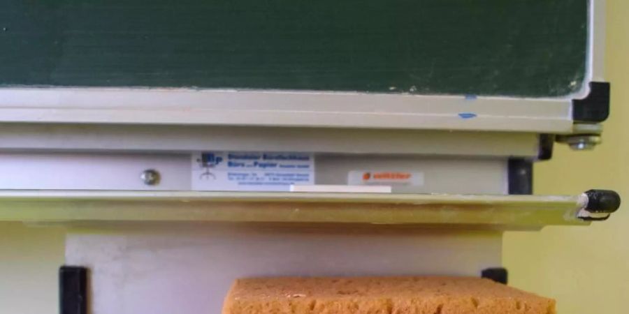 Der deutsche Lehrerverband kritisiert, dass die Grenzwerte, die einen Wechsel in den Distanzunterricht bedingen, zu hoch angelegt sind. (Symbolbild). Foto: Klaus-Dietmar Gabbert/dpa-Zentralbild/dpa