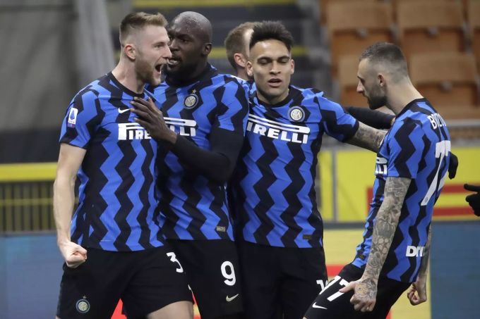 Schönheit egal: Milan Skriniar (l) jubelt über sein Tor. Inter Mailand