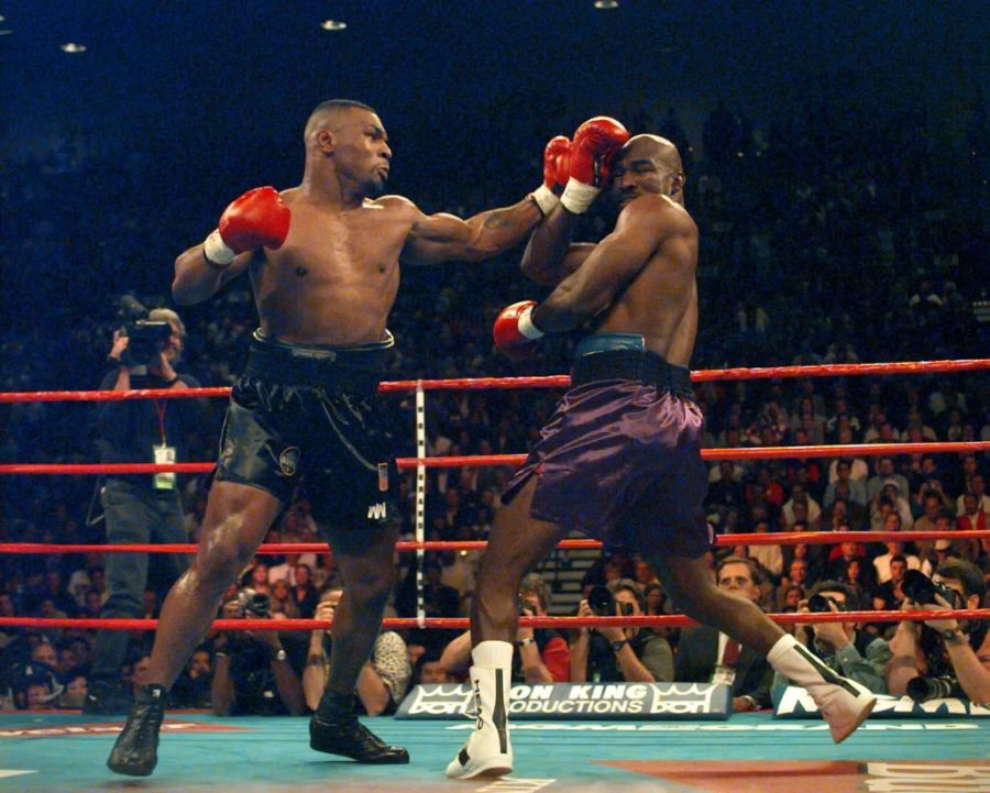 Mike Tyson (l.) und Evander Holyfield (r.) bei ihrem ersten Aufeinandertreffen im November 1996.